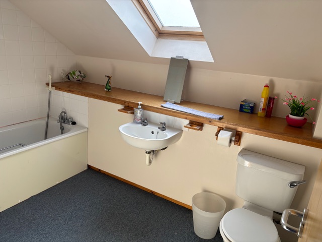 Thrums Vets: Kirriemuir Student Flat bathroom
